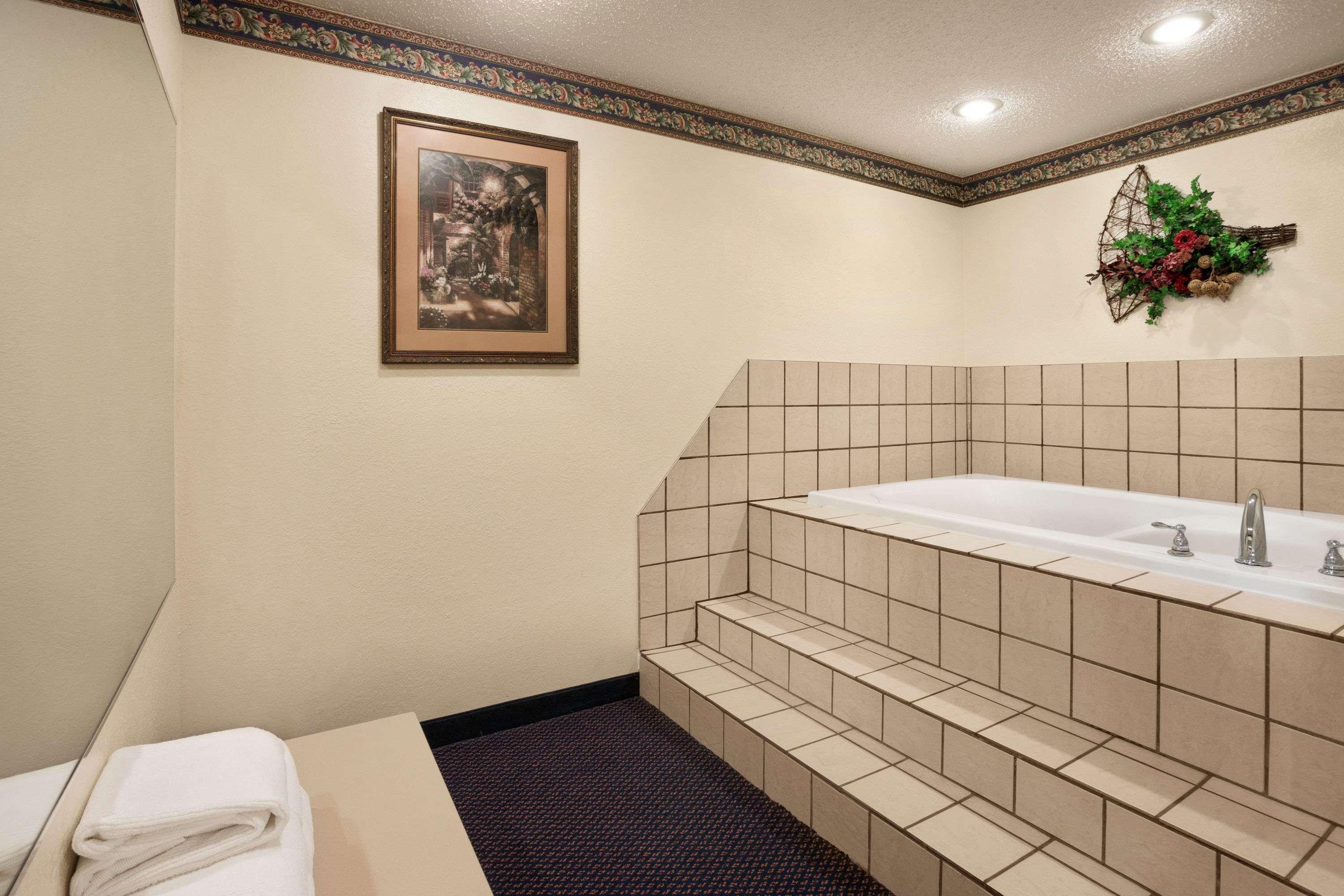 Travelodge By Wyndham Fort Scott Экстерьер фото