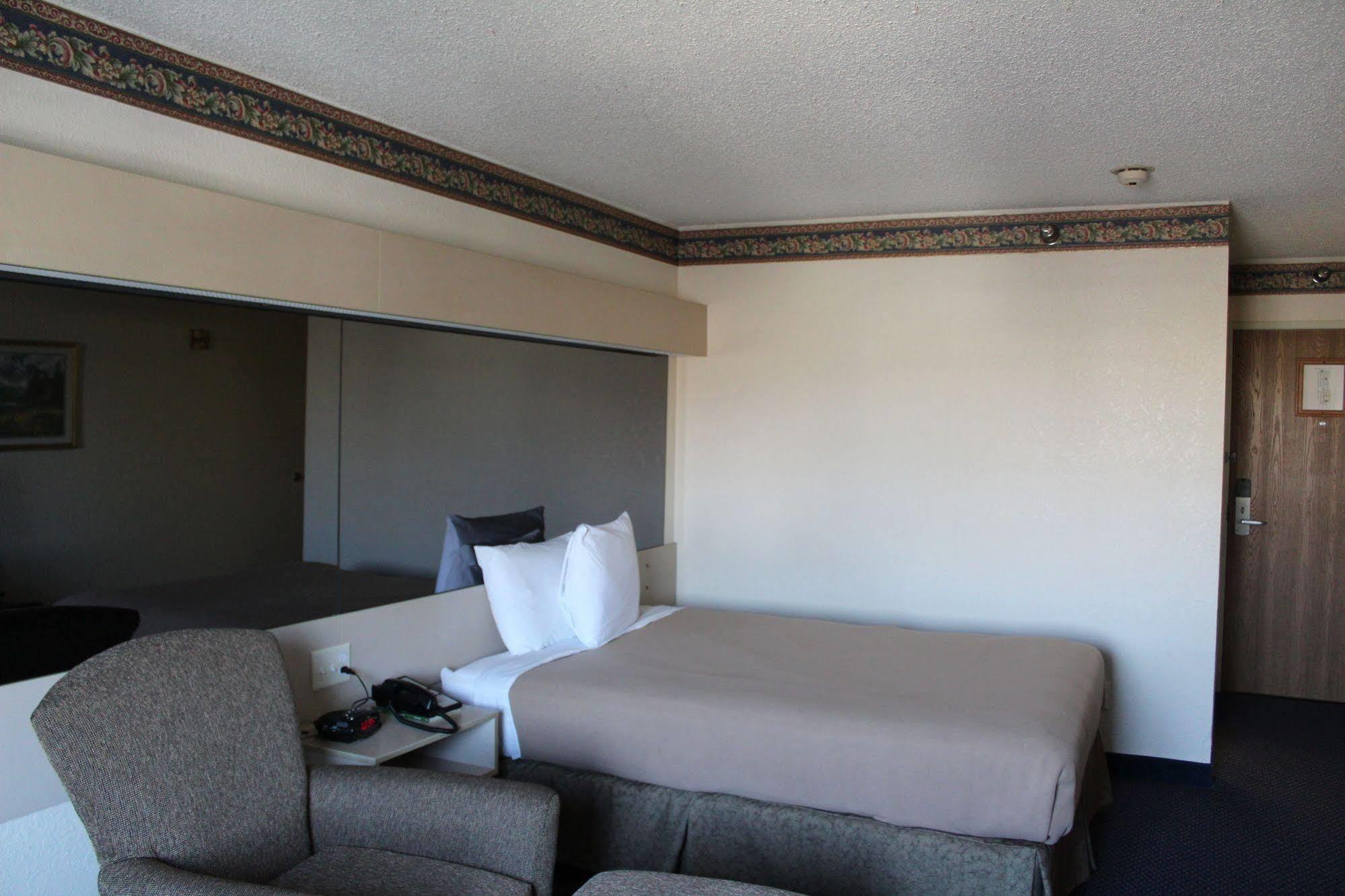 Travelodge By Wyndham Fort Scott Экстерьер фото