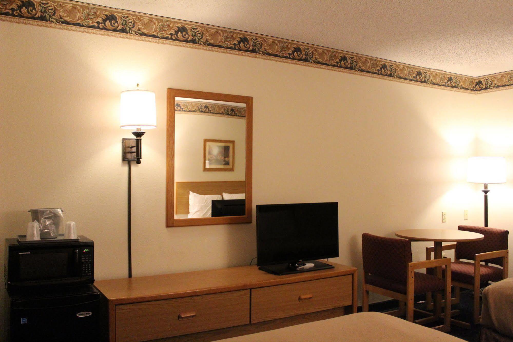 Travelodge By Wyndham Fort Scott Экстерьер фото