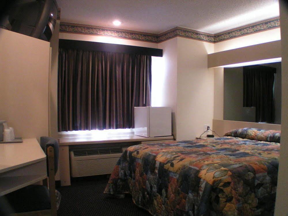 Travelodge By Wyndham Fort Scott Экстерьер фото