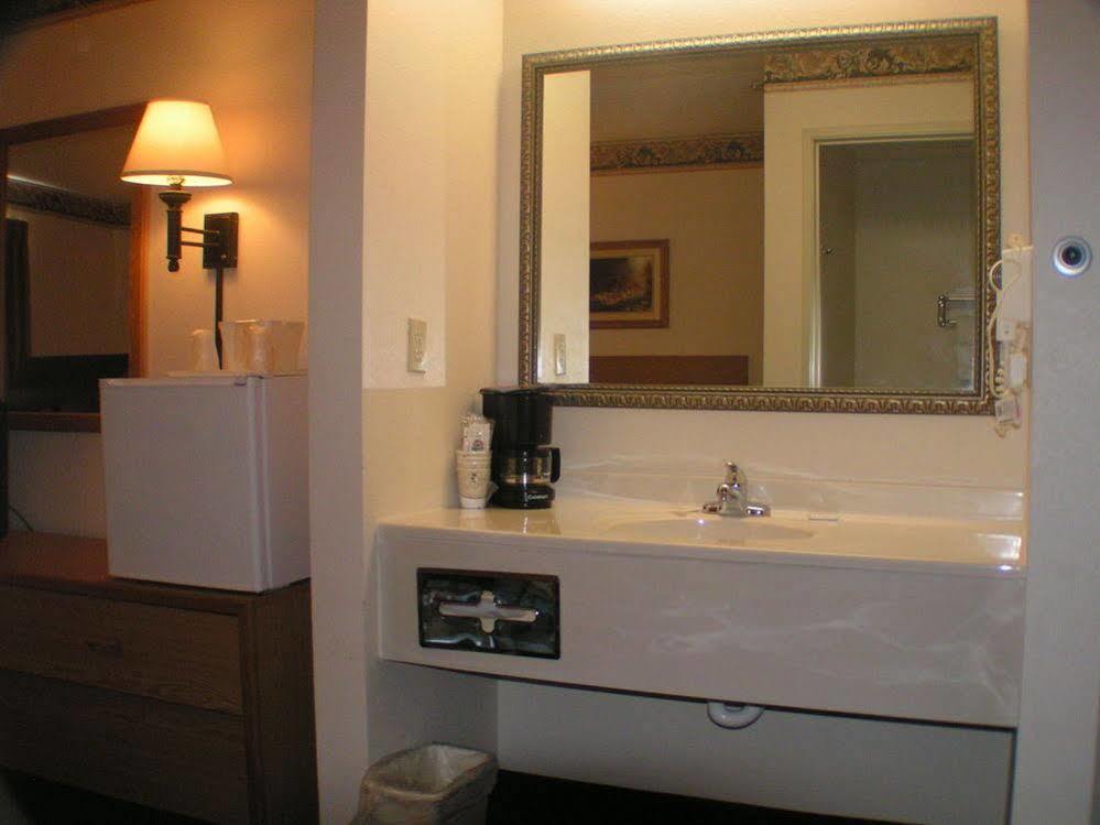 Travelodge By Wyndham Fort Scott Экстерьер фото